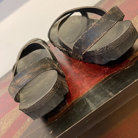 Incredible film-prop sandals custom-made by a film studio out of tires & leather - Picture 8 of 13